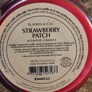 Slatkin & CO Accents - Strawberry patch cynic candle Slatkin and co Slatkin & CO Accents - Strawberry patch cynic candle Slatkin and co